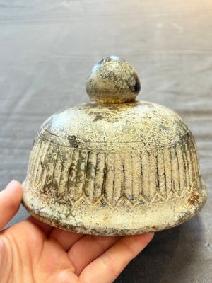 A Chinese archaistic jade vase and cover, 20th C. — 照片 8