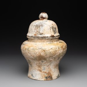 A Chinese archaistic jade vase and cover, 20th C. — 照片 1