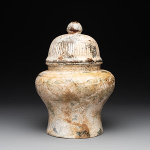 A Chinese archaistic jade vase and cover, 20th C. — 照片 2