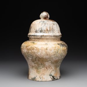A Chinese archaistic jade vase and cover, 20th C. — 照片 3