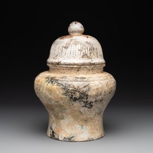 A Chinese archaistic jade vase and cover, 20th C. — 照片 4