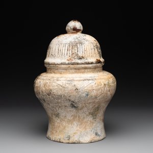 A Chinese archaistic jade vase and cover, 20th C. — 照片 5