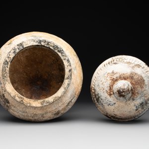 A Chinese archaistic jade vase and cover, 20th C. — 照片 6