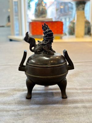 A Chinese archaistic miniature bronze 'qilin' tripod censer and cover, 'ding 鼎', Yuan/Ming — foto 1
