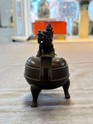 A Chinese archaistic miniature bronze 'qilin' tripod censer and cover, 'ding 鼎', Yuan/Ming — foto 2