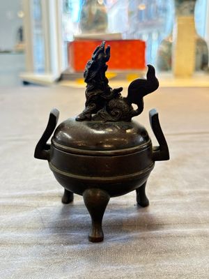 A Chinese archaistic miniature bronze 'qilin' tripod censer and cover, 'ding 鼎', Yuan/Ming — foto 3