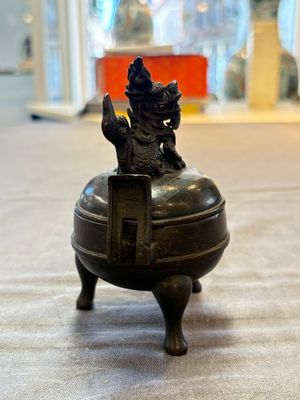 A Chinese archaistic miniature bronze 'qilin' tripod censer and cover, 'ding 鼎', Yuan/Ming — foto 4