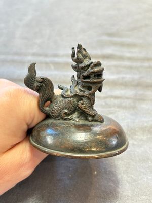 A Chinese archaistic miniature bronze 'qilin' tripod censer and cover, 'ding 鼎', Yuan/Ming — foto 5