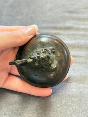 A Chinese archaistic miniature bronze 'qilin' tripod censer and cover, 'ding 鼎', Yuan/Ming — foto 6