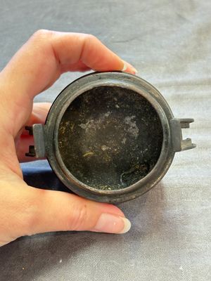 A Chinese archaistic miniature bronze 'qilin' tripod censer and cover, 'ding 鼎', Yuan/Ming — foto 8