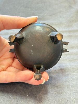 A Chinese archaistic miniature bronze 'qilin' tripod censer and cover, 'ding 鼎', Yuan/Ming — foto 9