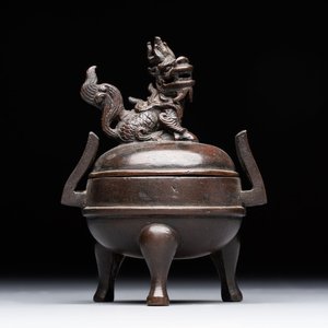 A Chinese archaistic miniature bronze 'qilin' tripod censer and cover, 'ding 鼎', Yuan/Ming — foto 1