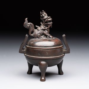 A Chinese archaistic miniature bronze 'qilin' tripod censer and cover, 'ding 鼎', Yuan/Ming — foto 2