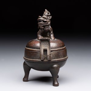 A Chinese archaistic miniature bronze 'qilin' tripod censer and cover, 'ding 鼎', Yuan/Ming — foto 3