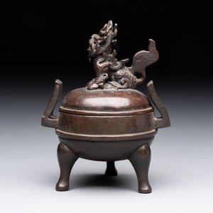 A Chinese archaistic miniature bronze 'qilin' tripod censer and cover, 'ding 鼎', Yuan/Ming — foto 4