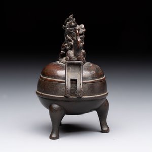 A Chinese archaistic miniature bronze 'qilin' tripod censer and cover, 'ding 鼎', Yuan/Ming — foto 5