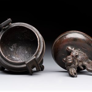 A Chinese archaistic miniature bronze 'qilin' tripod censer and cover, 'ding 鼎', Yuan/Ming — foto 6