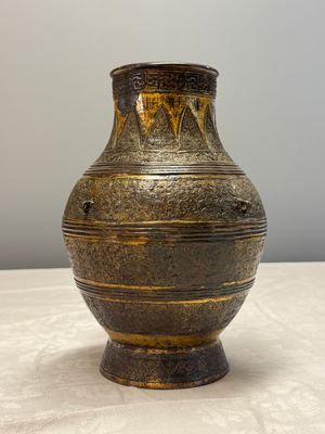 A Chinese archaistic parcel-gilt bronze vase with bats design — photo 1