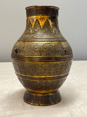A Chinese archaistic parcel-gilt bronze vase with bats design — photo 4