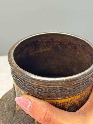 A Chinese archaistic parcel-gilt bronze vase with bats design — photo 9