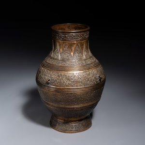 A Chinese archaistic parcel-gilt bronze vase with bats design — photo 1