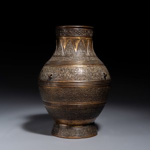 A Chinese archaistic parcel-gilt bronze vase with bats design — photo 2