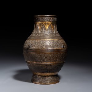 A Chinese archaistic parcel-gilt bronze vase with bats design — photo 3