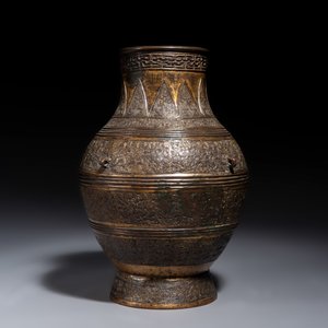 A Chinese archaistic parcel-gilt bronze vase with bats design — photo 4