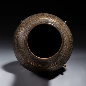 A Chinese archaistic parcel-gilt bronze vase with bats design — photo 6