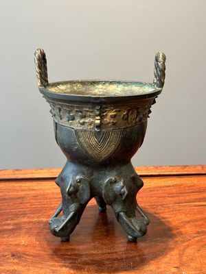 A Chinese archaistic Western Zhou-style bronze ritual food vessel, 'yan', Ming — photo 3