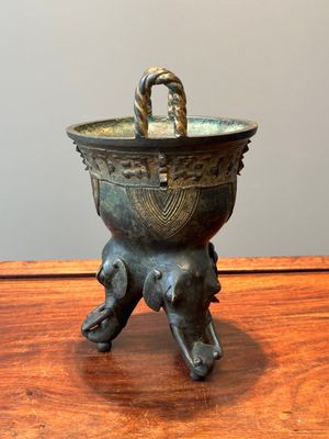 A Chinese archaistic Western Zhou-style bronze ritual food vessel, 'yan', Ming — photo 2