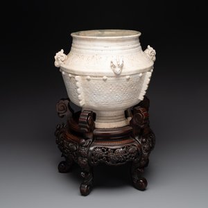 A Chinese archaistic white-glazed vase on wooden stand, Qing — foto 1