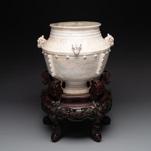 A Chinese archaistic white-glazed vase on wooden stand, Qing — foto 2