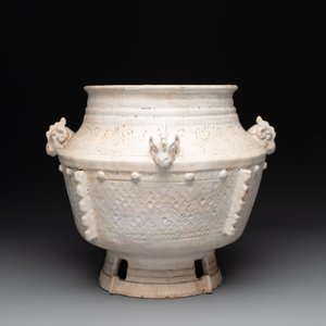 A Chinese archaistic white-glazed vase on wooden stand, Qing — foto 3
