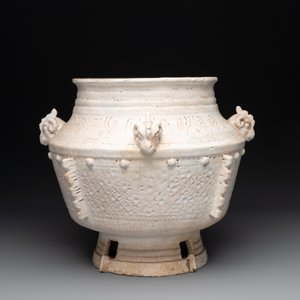 A Chinese archaistic white-glazed vase on wooden stand, Qing — foto 4