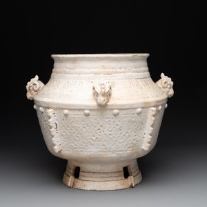 A Chinese archaistic white-glazed vase on wooden stand, Qing — foto 5
