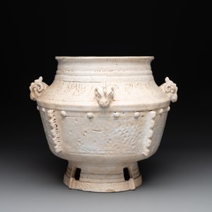 A Chinese archaistic white-glazed vase on wooden stand, Qing — foto 6
