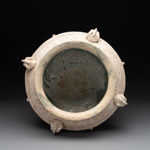 A Chinese archaistic white-glazed vase on wooden stand, Qing — foto 7