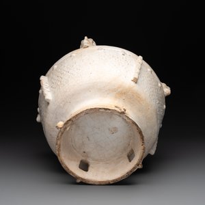 A Chinese archaistic white-glazed vase on wooden stand, Qing — foto 8
