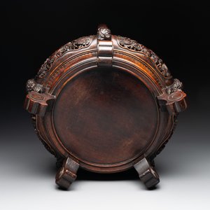 A Chinese archaistic white-glazed vase on wooden stand, Qing — foto 9