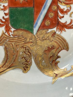 A Chinese armorial dish and a plate for the Dutch market with the arms of 'De Heere', Qianlong — photo 12