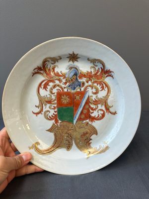 A Chinese armorial dish and a plate for the Dutch market with the arms of 'De Heere', Qianlong — photo 9