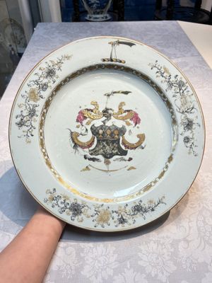 A Chinese armorial dish with the arms of Boteler or Butler for the English market, Qianlong, ca. 1740 — photo 1