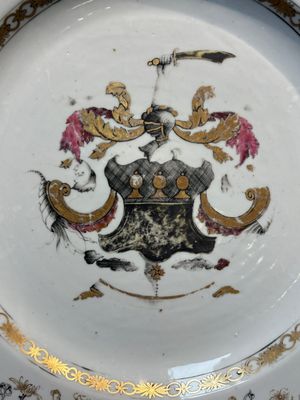 A Chinese armorial dish with the arms of Boteler or Butler for the English market, Qianlong, ca. 1740 — photo 2