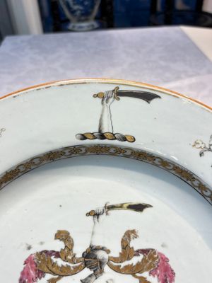 A Chinese armorial dish with the arms of Boteler or Butler for the English market, Qianlong, ca. 1740 — photo 4