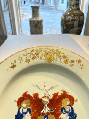 A Chinese armorial dish with the arms of Valckenier of Amsterdam for the Dutch market, Qianlong, ca. 1735–40 — photo 4