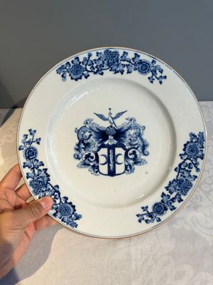 A Chinese armorial export blue and white plate with the arms of Valckenier of Amsterdam for the Dutch market, Yongzheng, ca.1735 — 照片 1