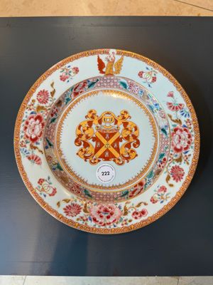 A Chinese armorial export famille rose plate with the arms of Neufville for the Dutch market, Yongzheng — 照片 1