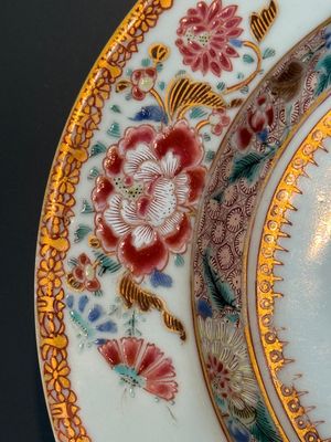 A Chinese armorial export famille rose plate with the arms of Neufville for the Dutch market, Yongzheng — 照片 2