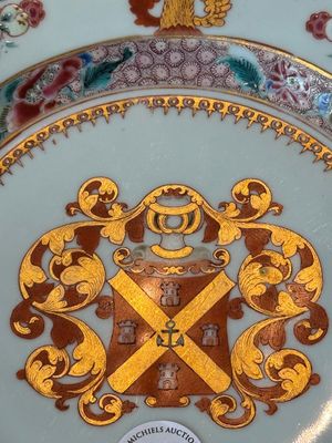 A Chinese armorial export famille rose plate with the arms of Neufville for the Dutch market, Yongzheng — 照片 3